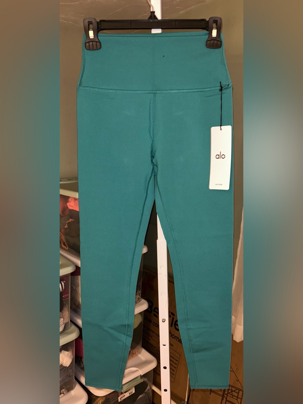 ALO Yoga 7/8 High Waist Air Brush Leggings in the color Emerald Isle